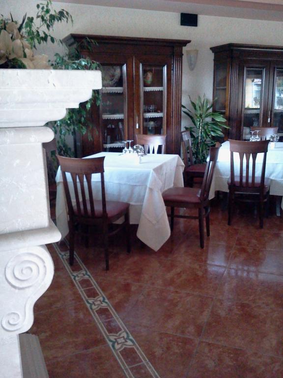 Albergo Al Portico Аццано-Дечимо Экстерьер фото